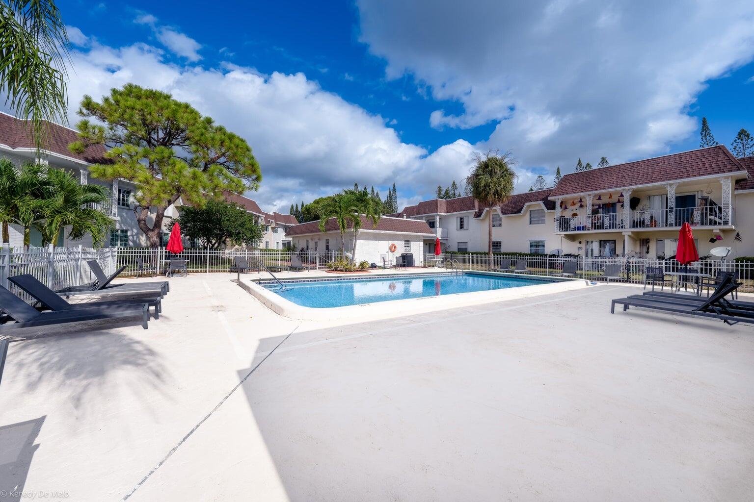 Deerfield Beach Condo: 708 Southeast 2nd Avenue