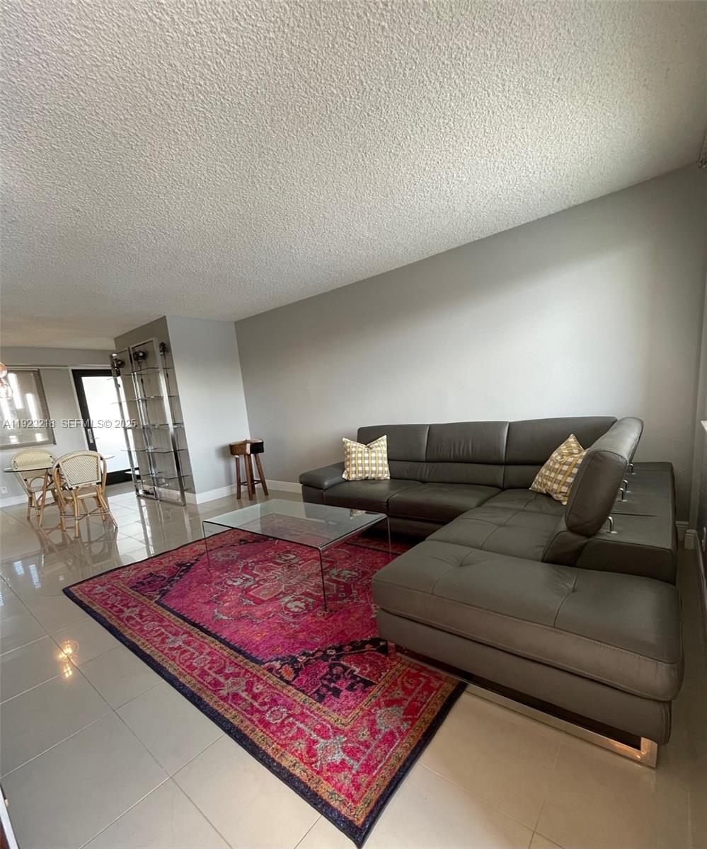 Hallandale Beach Condo: Golden Isles