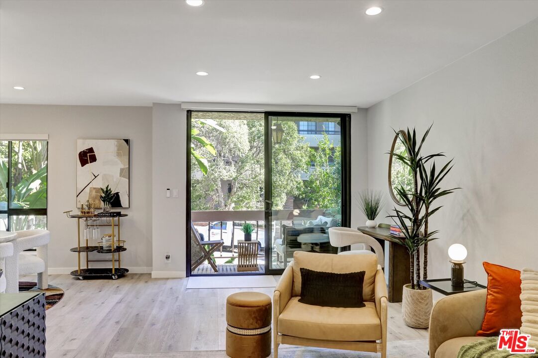 Los Angeles Condo: 7300 Franklin Avenue