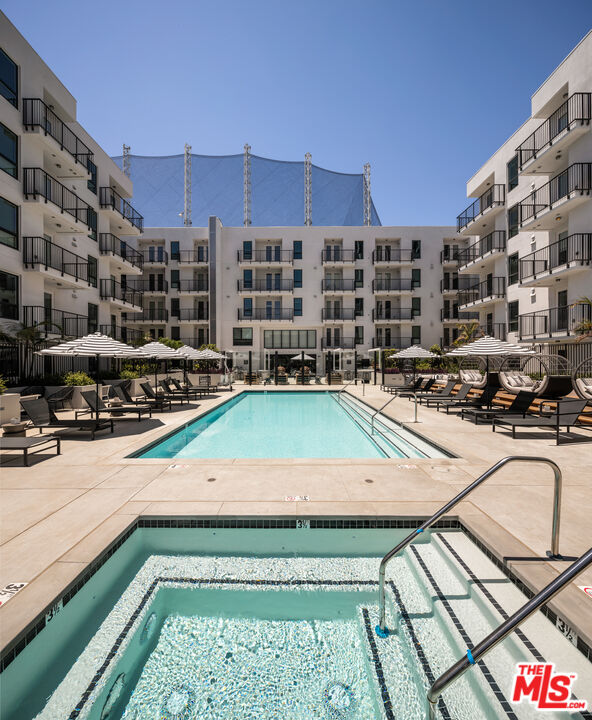Los Angeles Condo: 687 South Hobart Boulevard