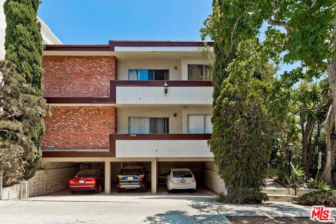 Los Angeles Condo: 11938 Goshen Avenue