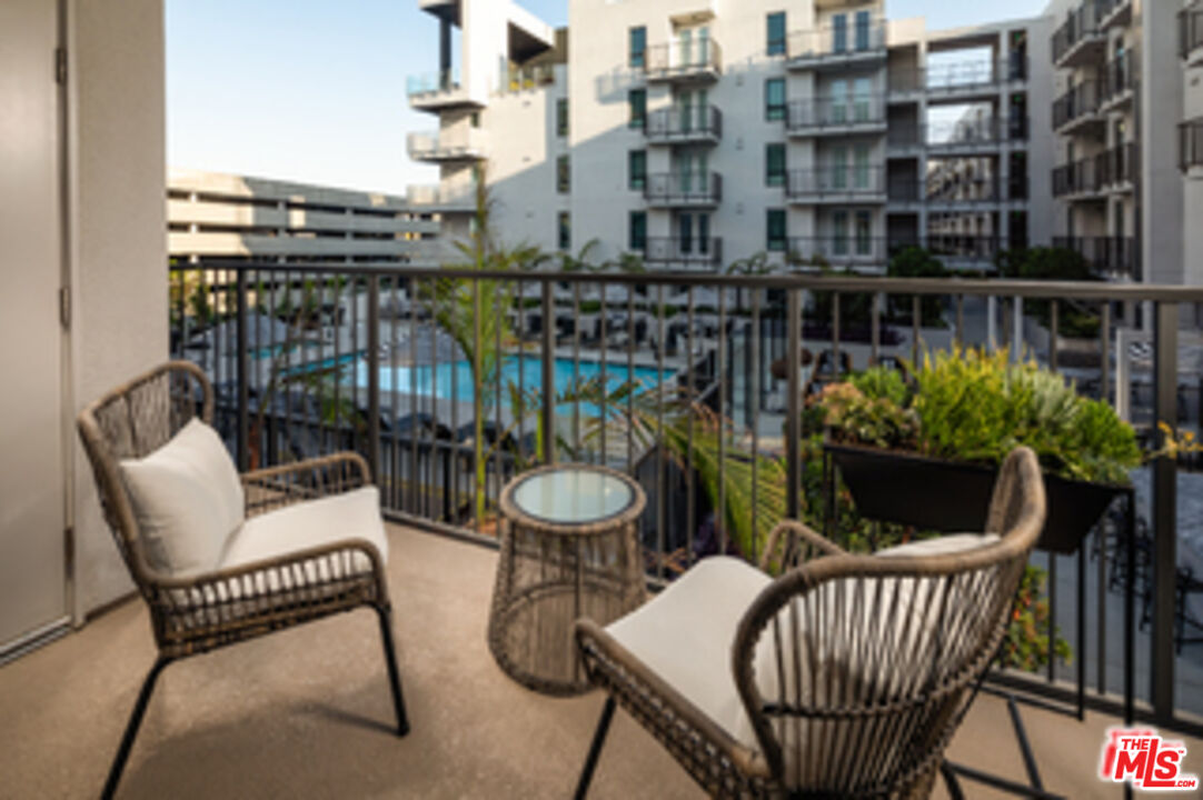 Los Angeles Condo: 687 South Hobart Boulevard