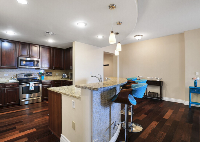 San Antonio Condo: 215 Center St