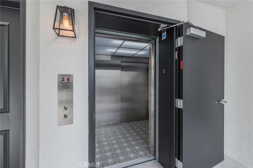 Montrose Condo: 2340 Montrose Avenue