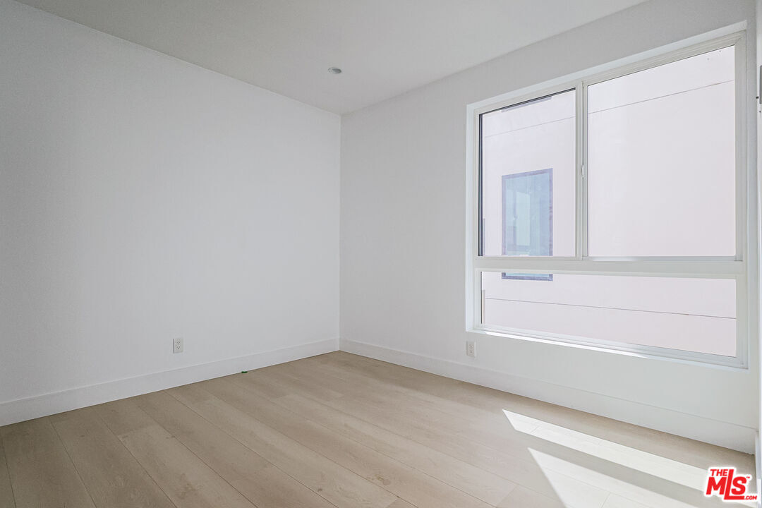 North Hollywood Condo: 11810 1/2 Gilmore Street