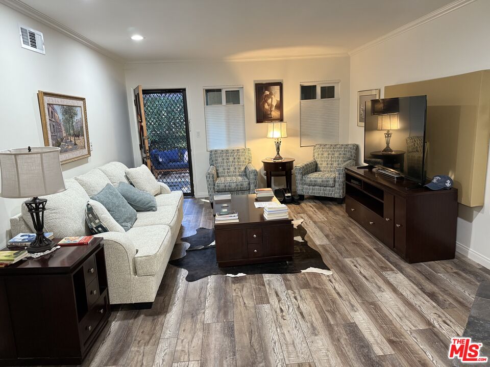 Sherman Oaks Condo: 15457 Moorpark Street