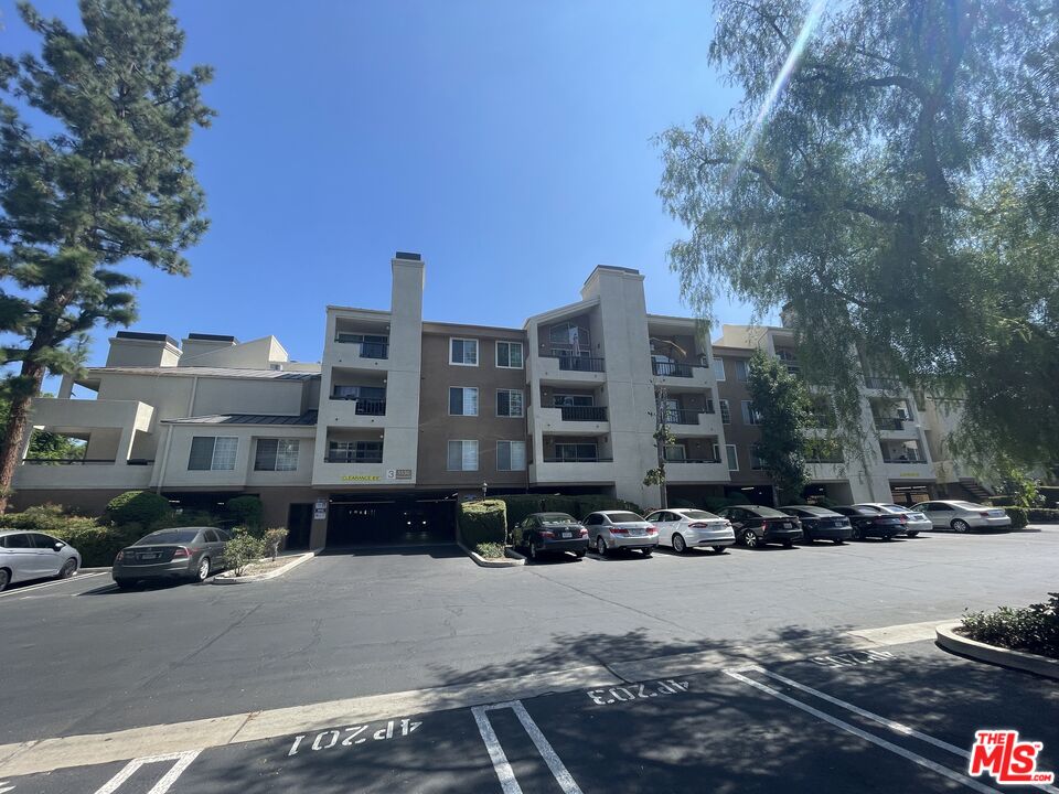 Woodland Hills Condo: 5530 Owensmouth Avenue