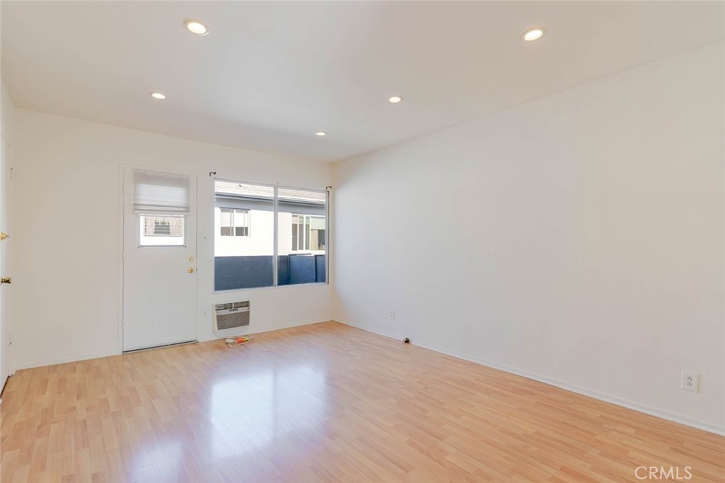 Los Angeles Condo: 1128 North Edgemont Street