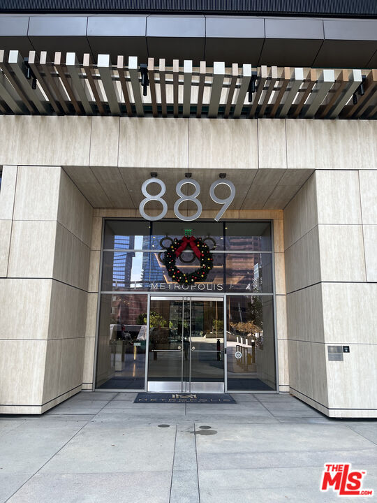 Los Angeles Condo: 889 Francisco Street