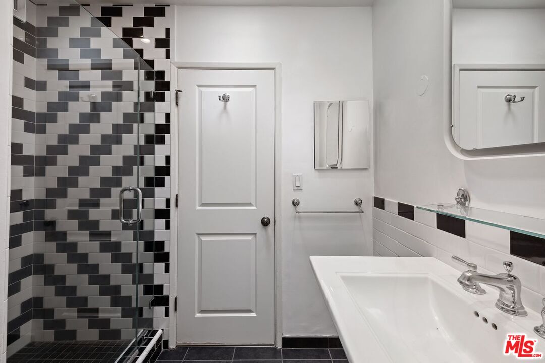 West Hollywood Condo: 949 North Kings Road