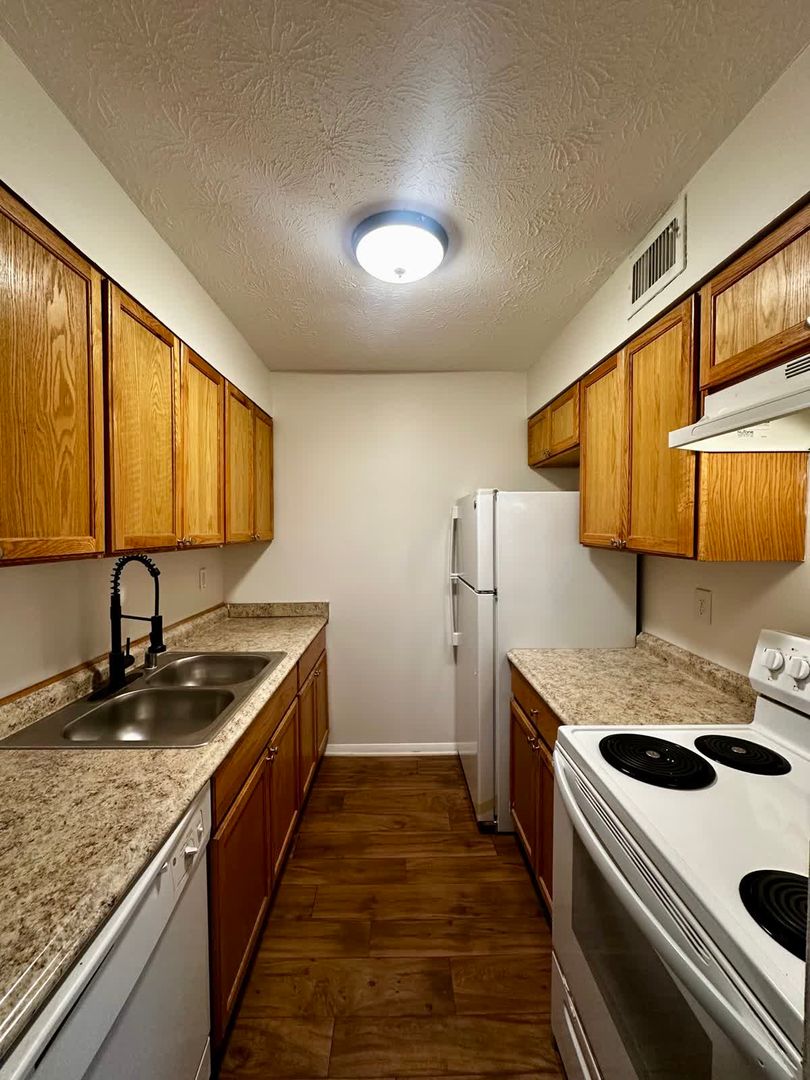 Lexington Apartment: 1349 Devonport Dr