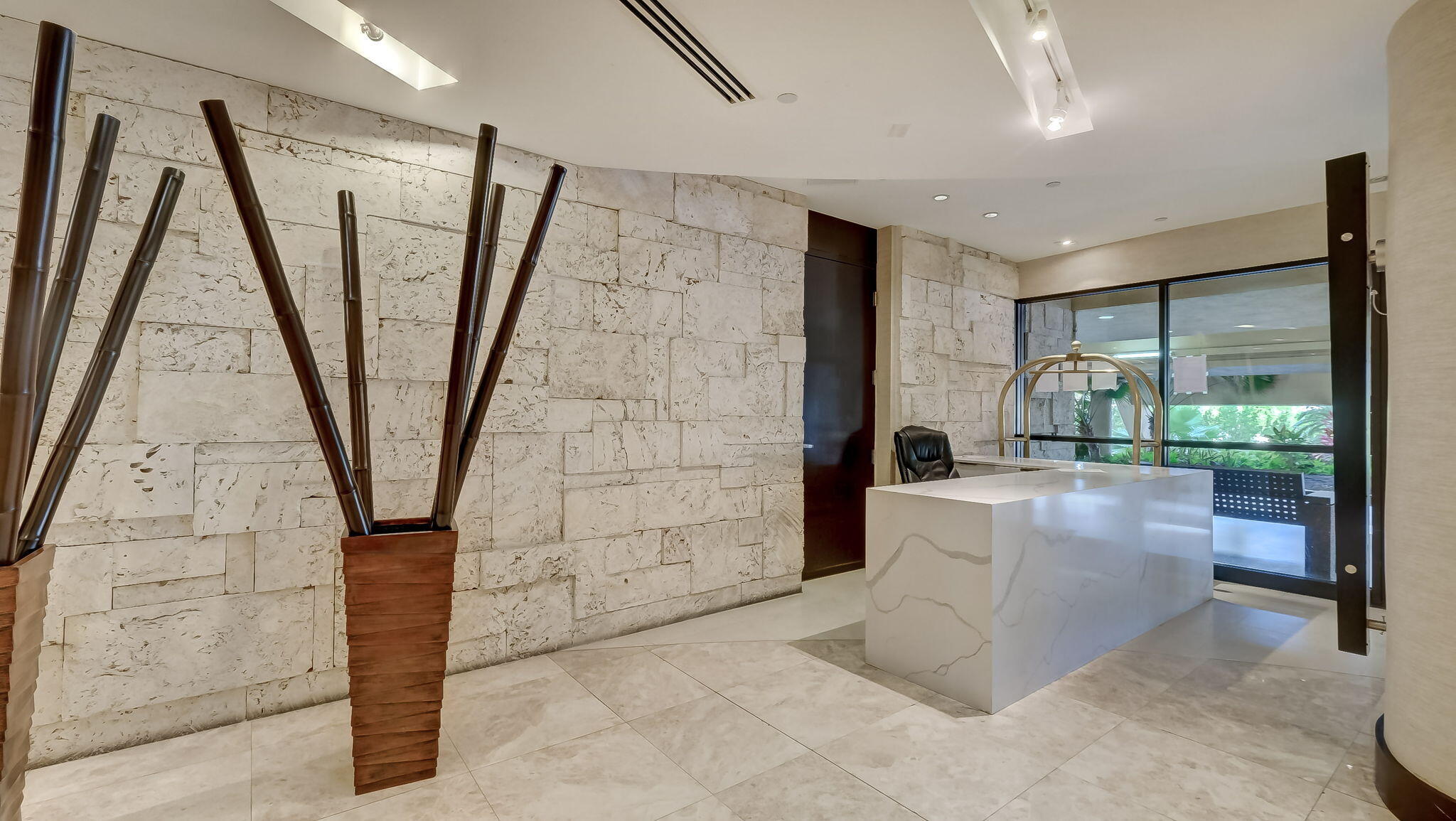 Miami Beach Condo: 2555 Collins Avenue