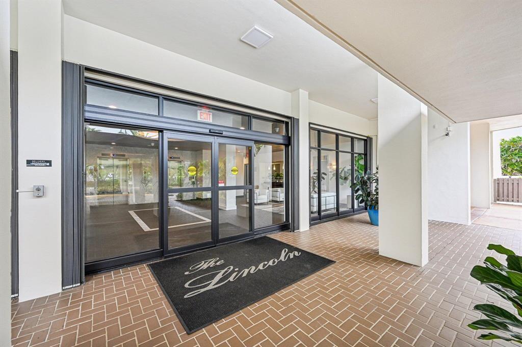 West Palm Beach Condo: 2400 Presidential Way