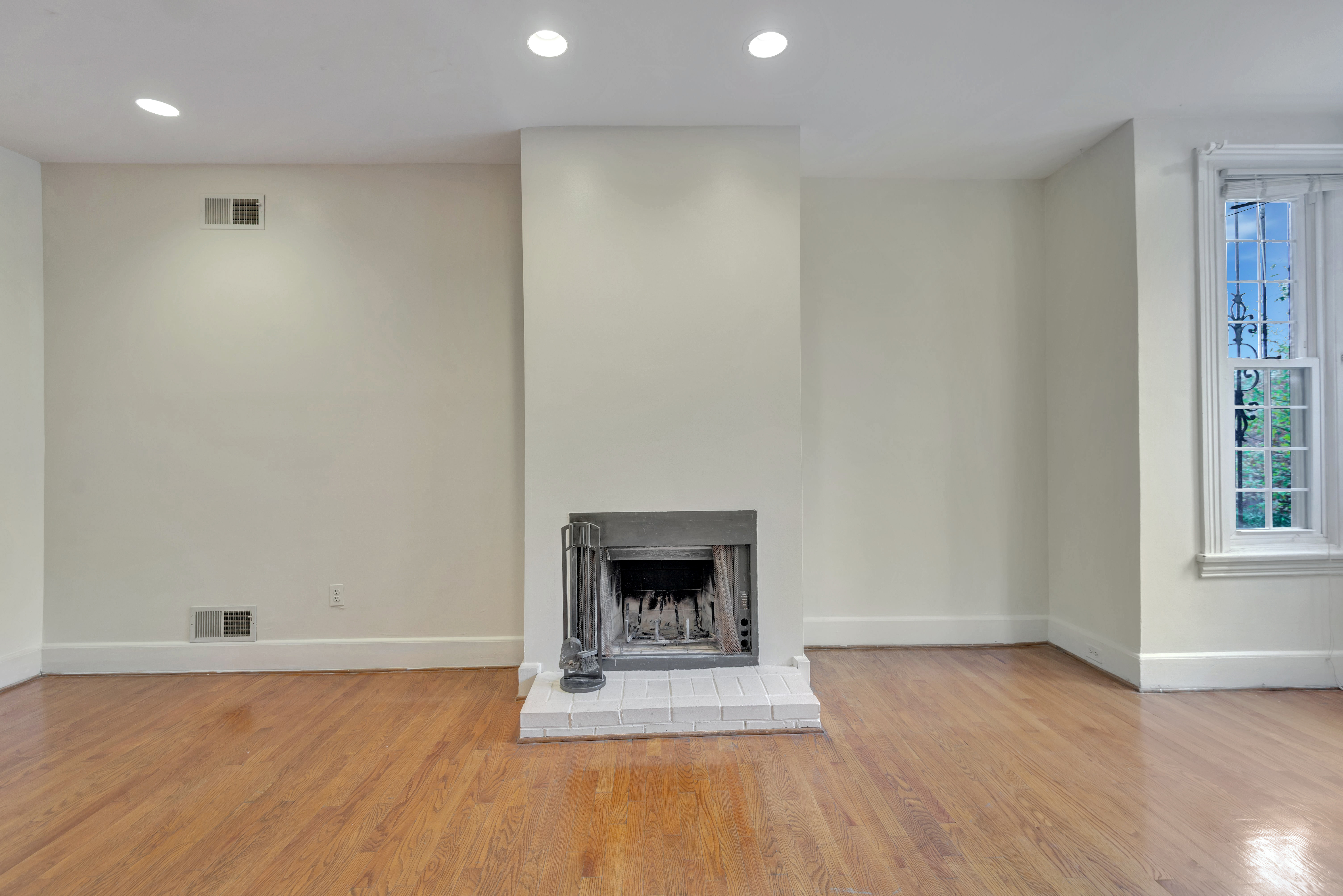 Washington House: 438 3rd St NE Main