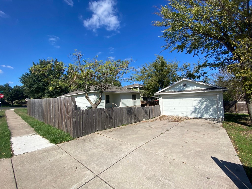 Manor Condo: 11901 Briarcreek Loop