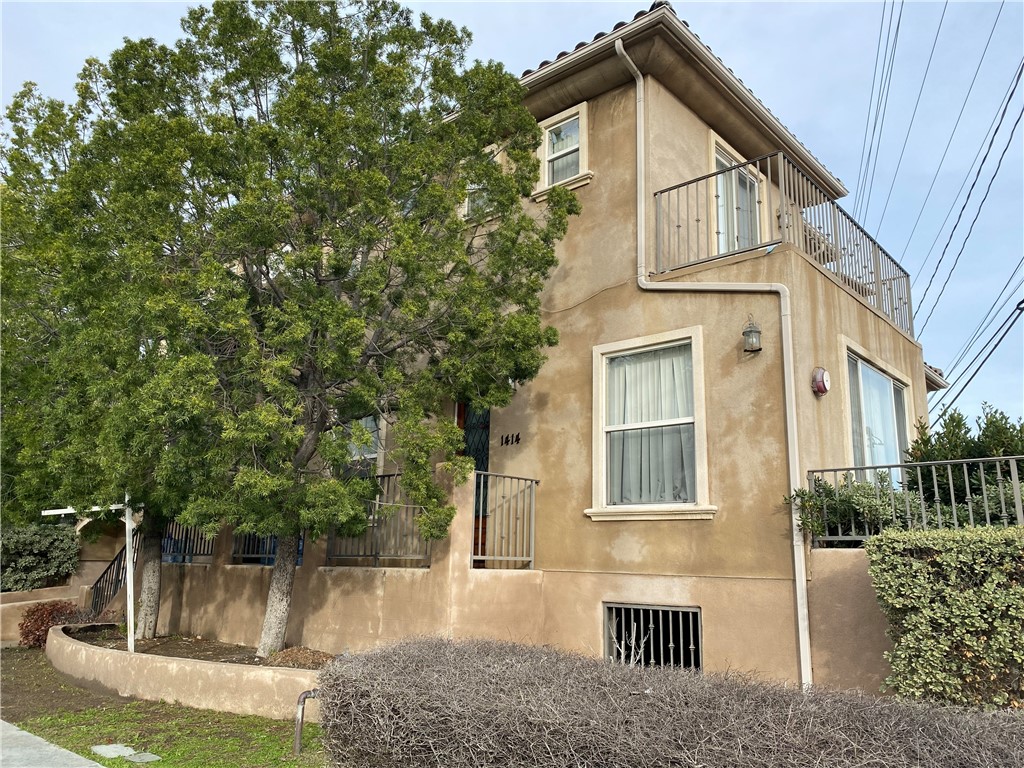 Burbank Condo: 1414 North Hollywood Way