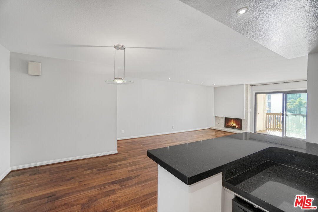 Playa del Rey Condo: 8601 Falmouth Avenue