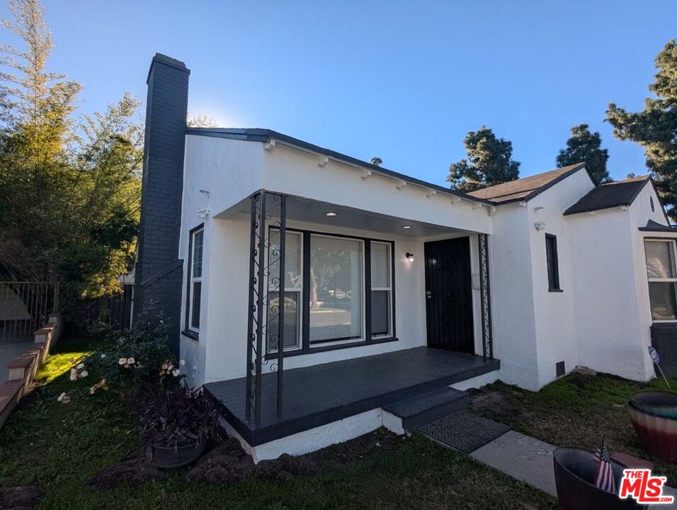 Los Angeles Condo: 3966 South Victoria Avenue