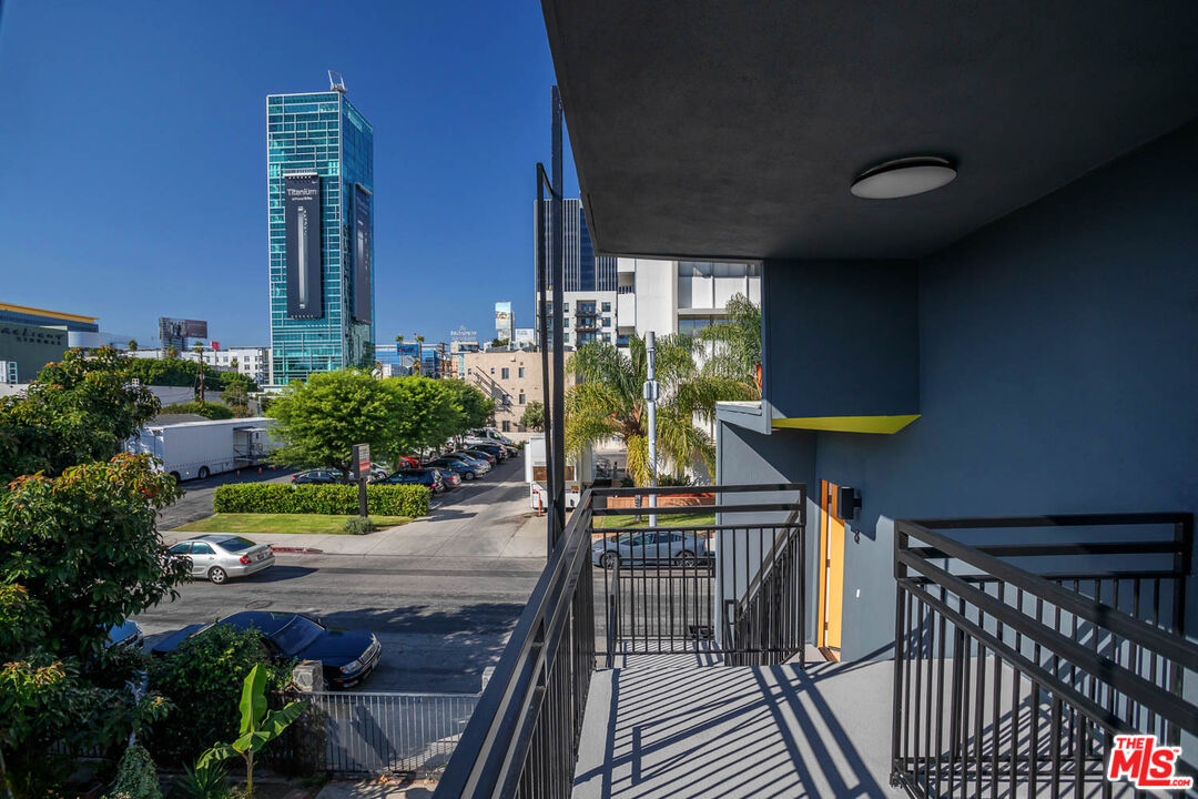 Los Angeles Condo: 6244 De Longpre Avenue