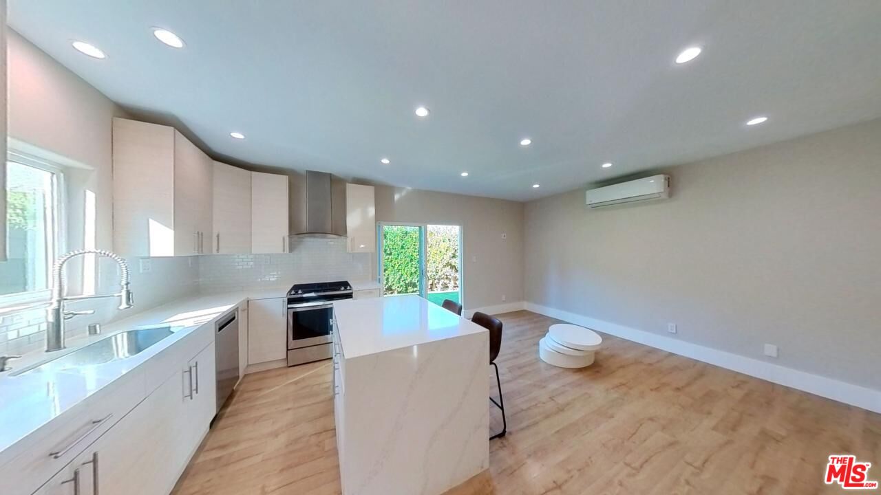 Reseda Condo: 6440 Yarmouth Avenue