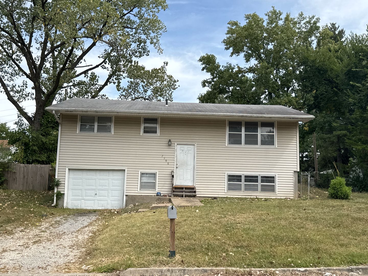 Columbia House: 2306 Tremaine Dr