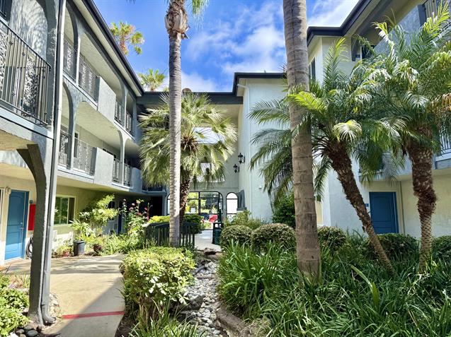 Costa Mesa Apartment: 400 Merrimac Way