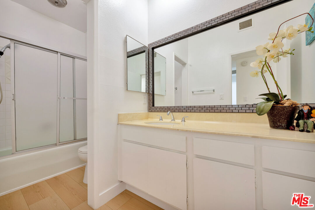 Los Angeles Condo: 1727 South Bentley Avenue
