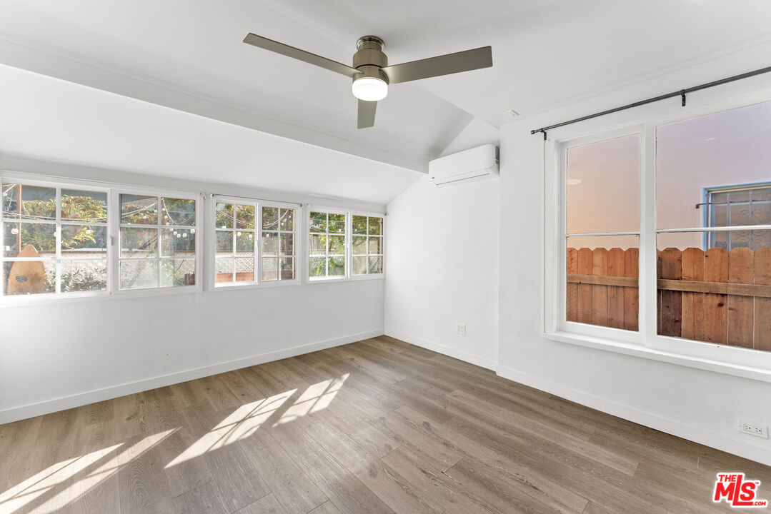 Venice Condo: 33 Wavecrest Avenue