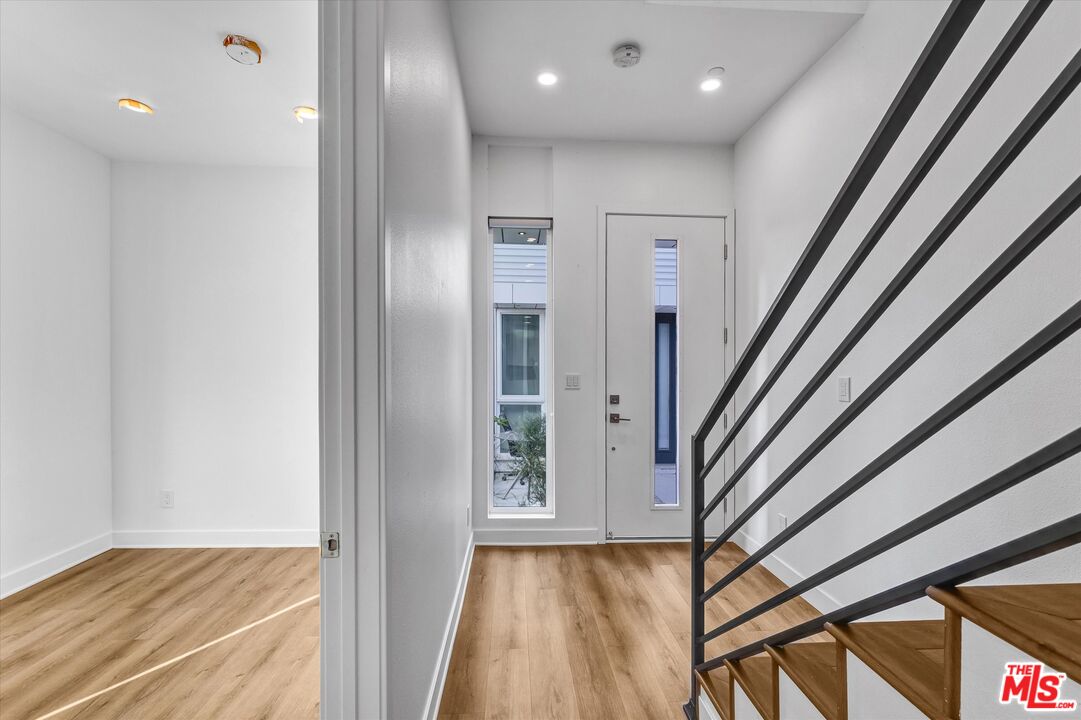 Los Angeles Condo: 4525 St Elmo Drive