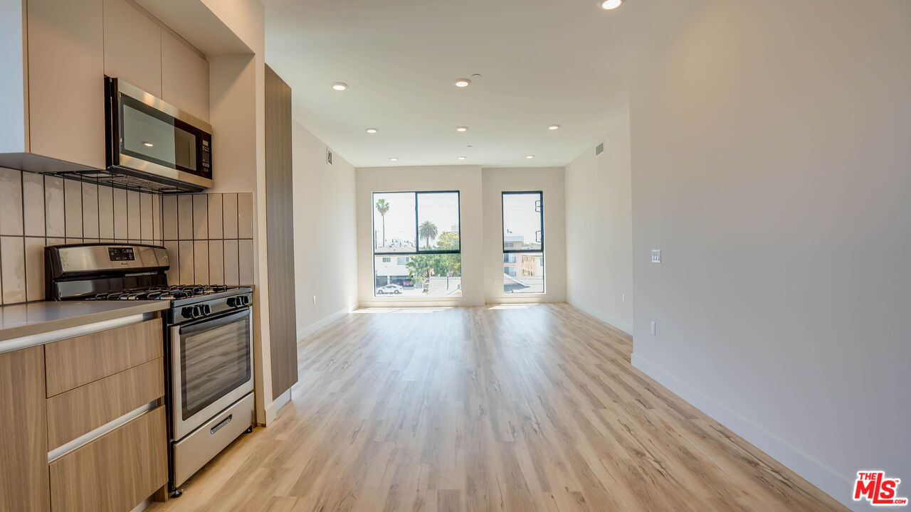 Los Angeles Condo: 1540 South Hayworth Avenue