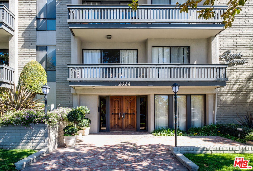 Los Angeles Condo: 2324 South Beverly Glen Boulevard