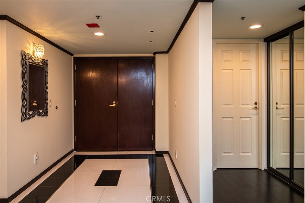 Glendale Condo: 343 Pioneer Drive