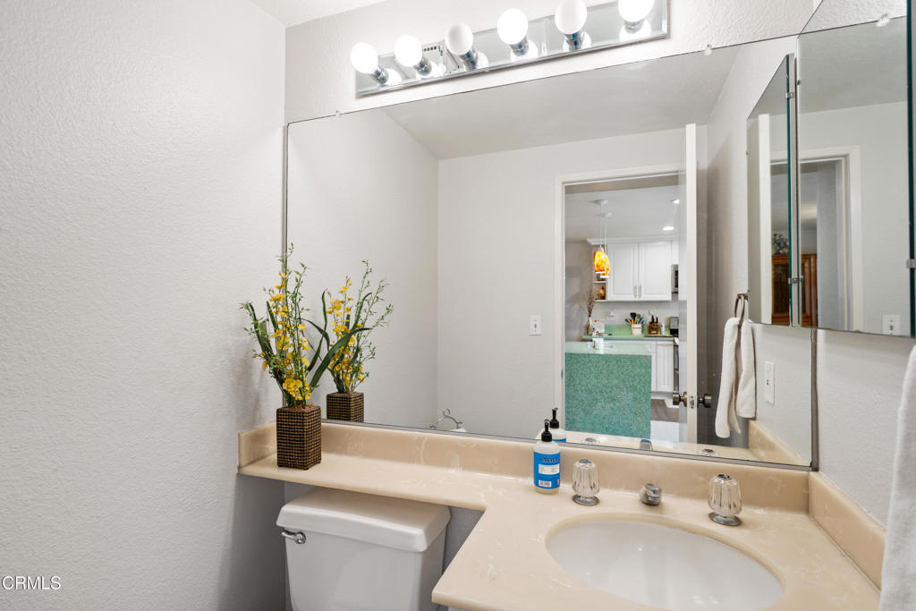 Woodland Hills Condo: 5711 Owensmouth Avenue