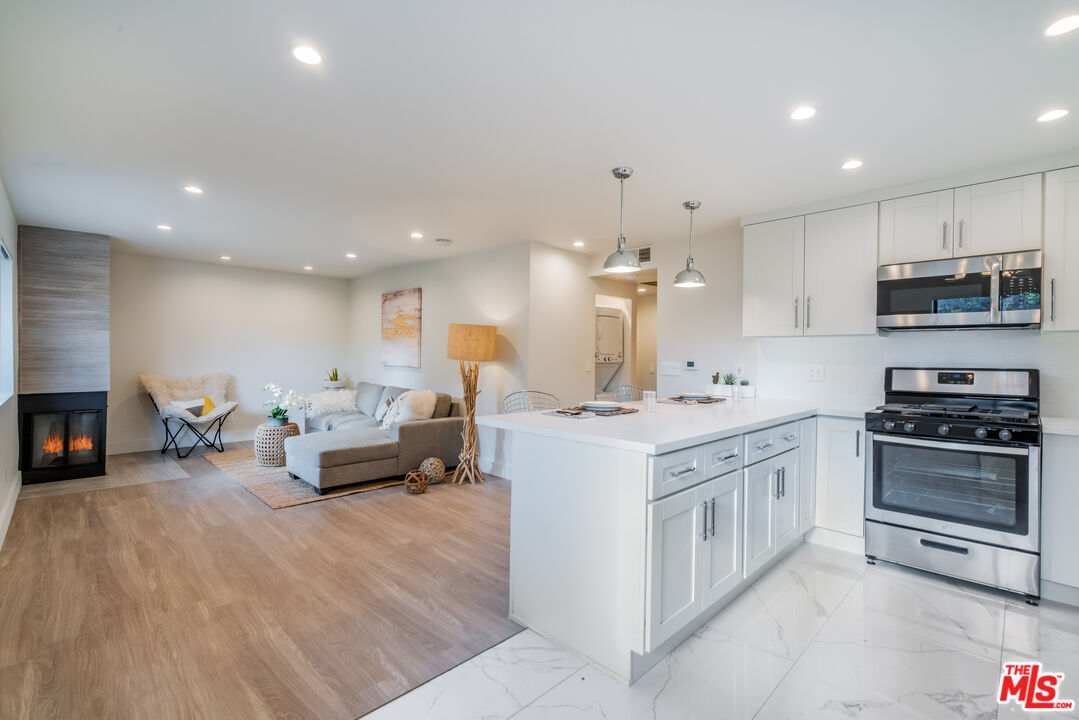 Los Angeles Condo: 11235 Richland Avenue