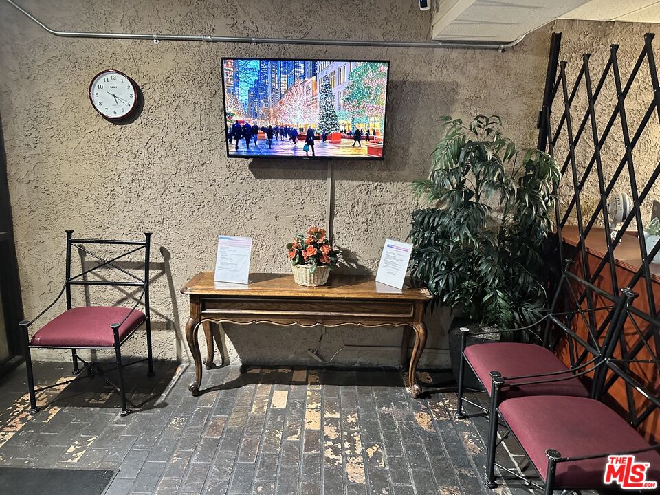 Woodland Hills Condo: 22100 Burbank Boulevard