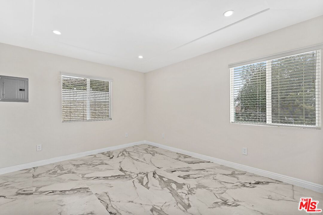 Los Angeles Condo: 1852 Holmby Avenue