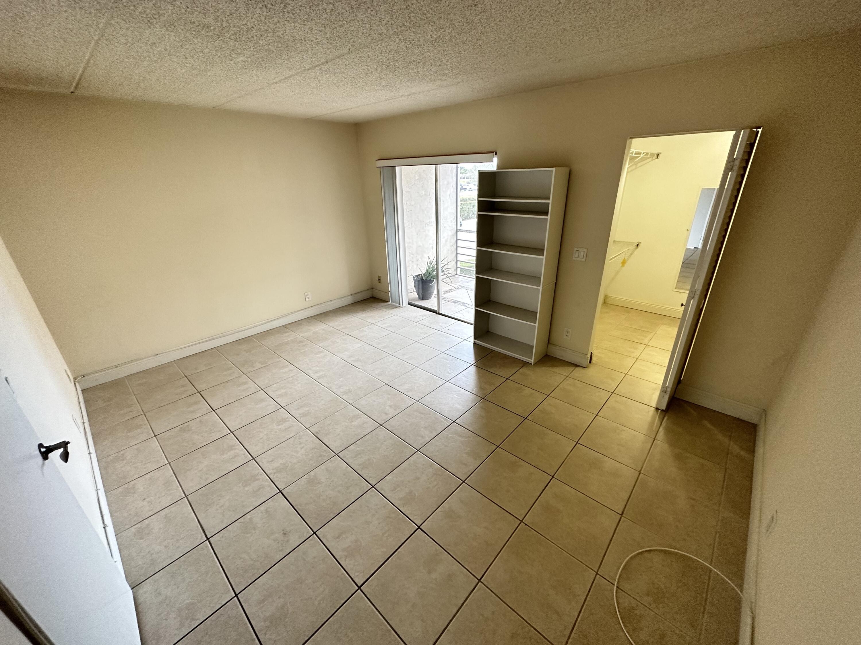 Palm Springs Condo: 600 Village Green Court