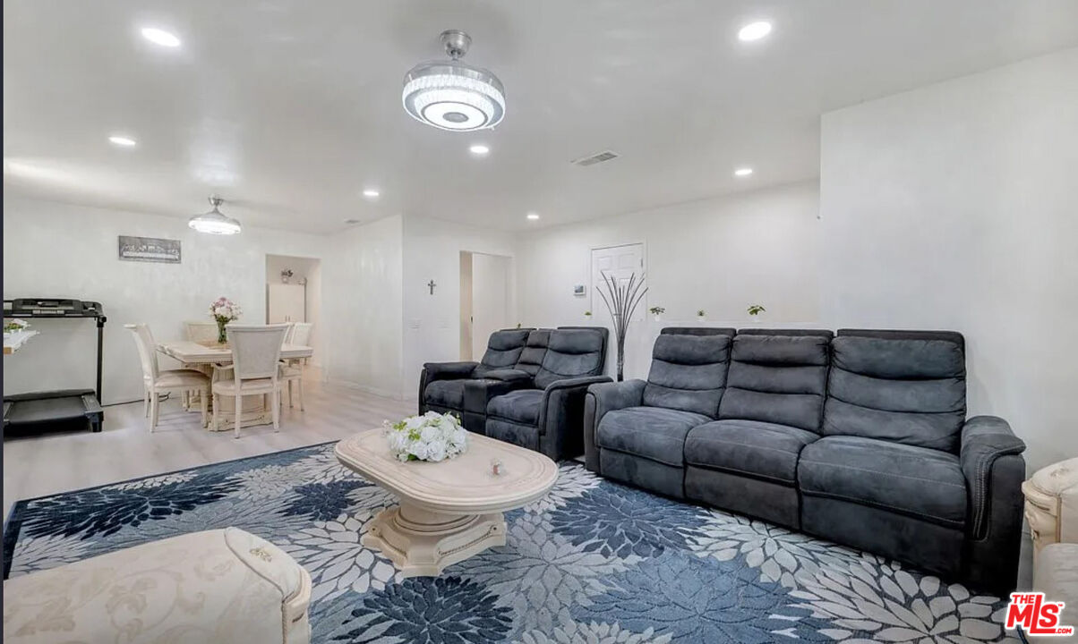 Reseda Condo: 7701 Baird Avenue