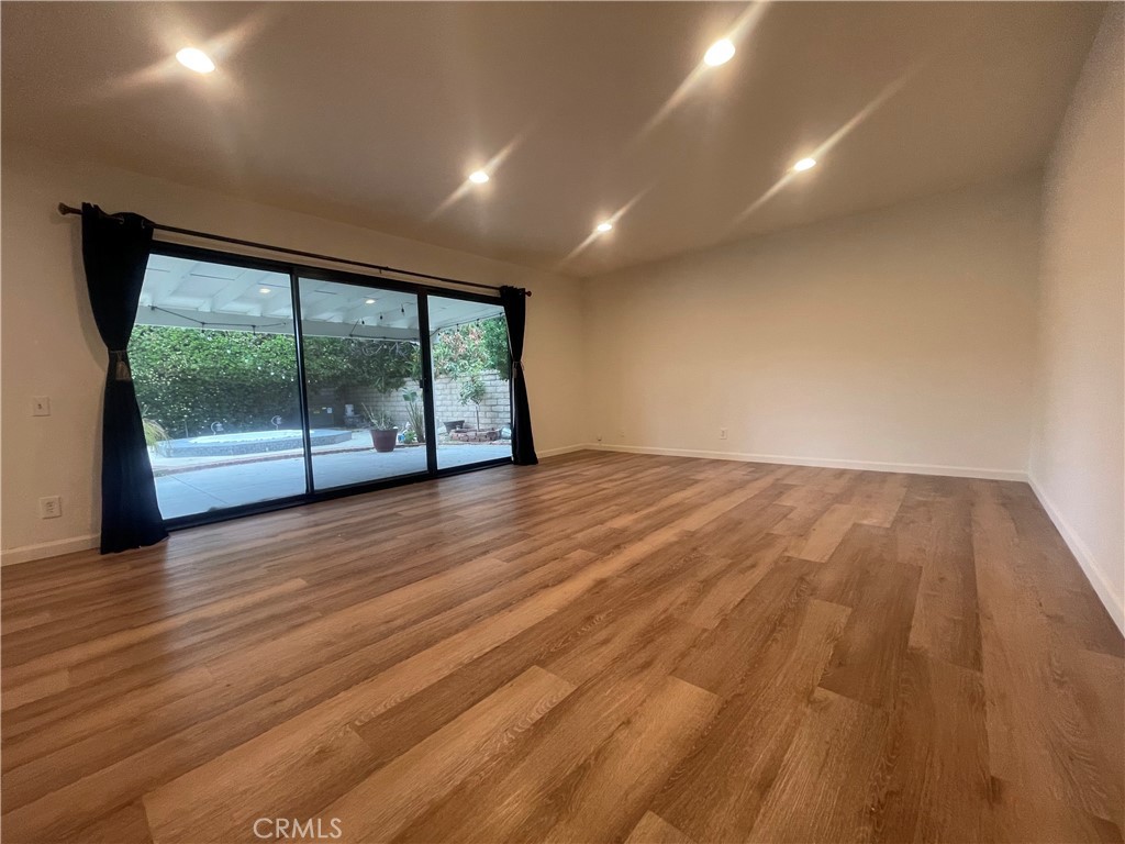 Valencia Condo: 23423 Vía Boscana