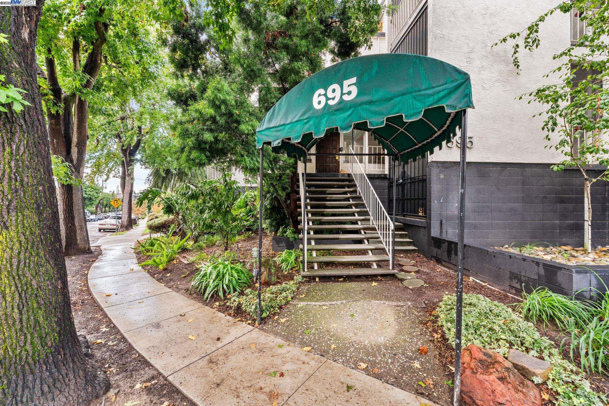 Oakland Condo: 695 Mariposa Avenue