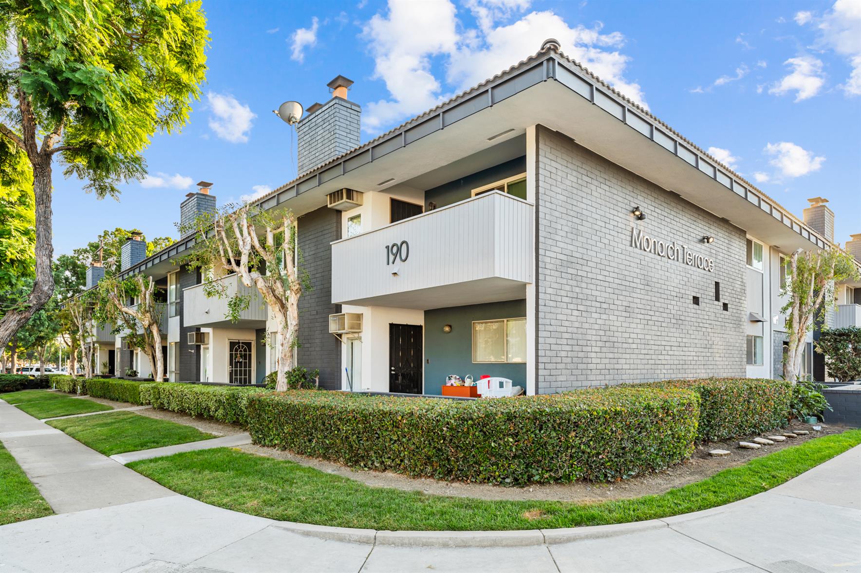 Tustin Apartment: 190 Centennial Way