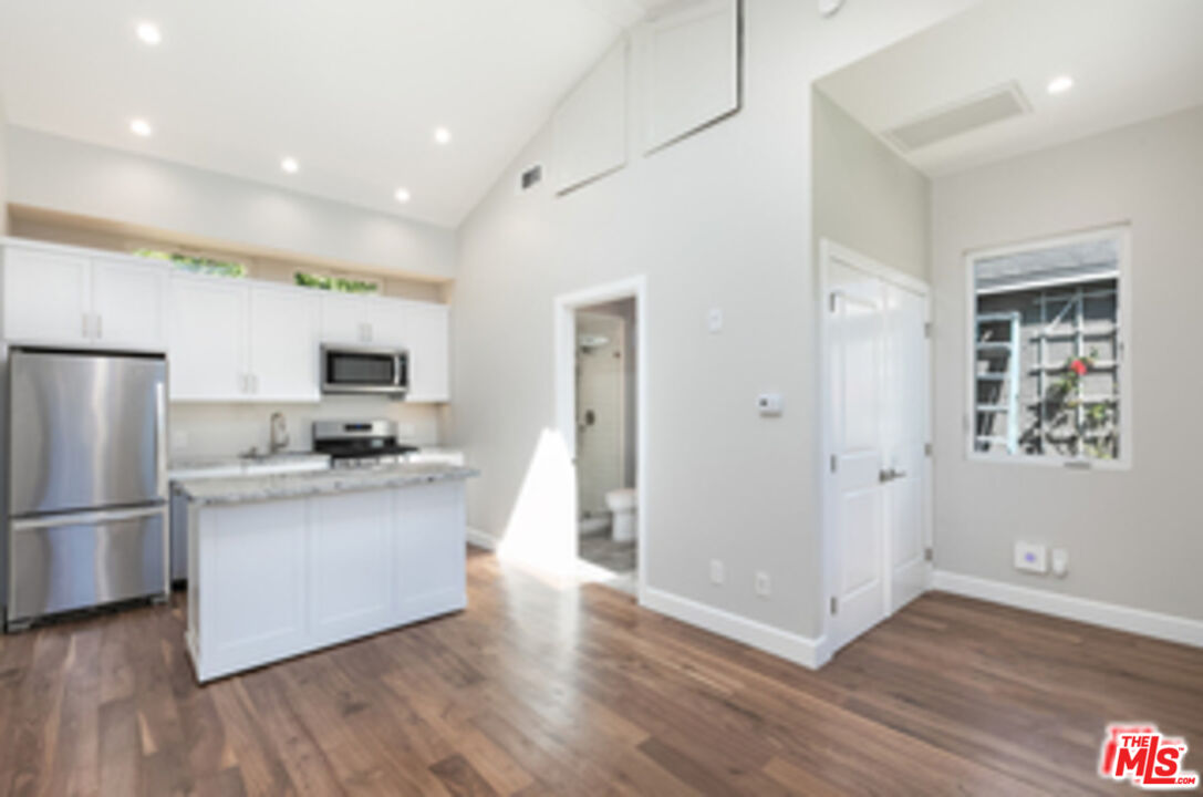 Los Angeles Condo: 7851 Airlane Avenue