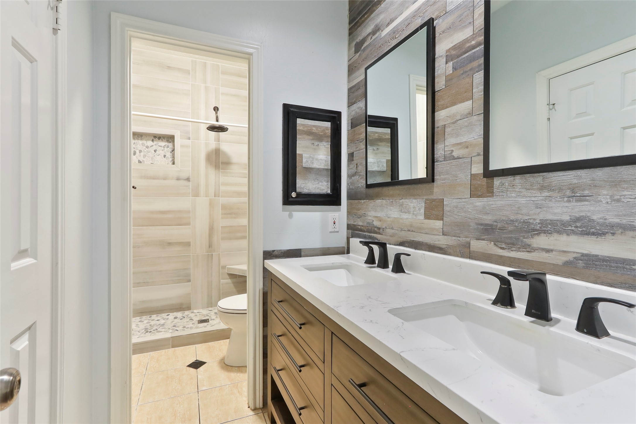 Pearland Condo: 1813 Oakwood Drive East