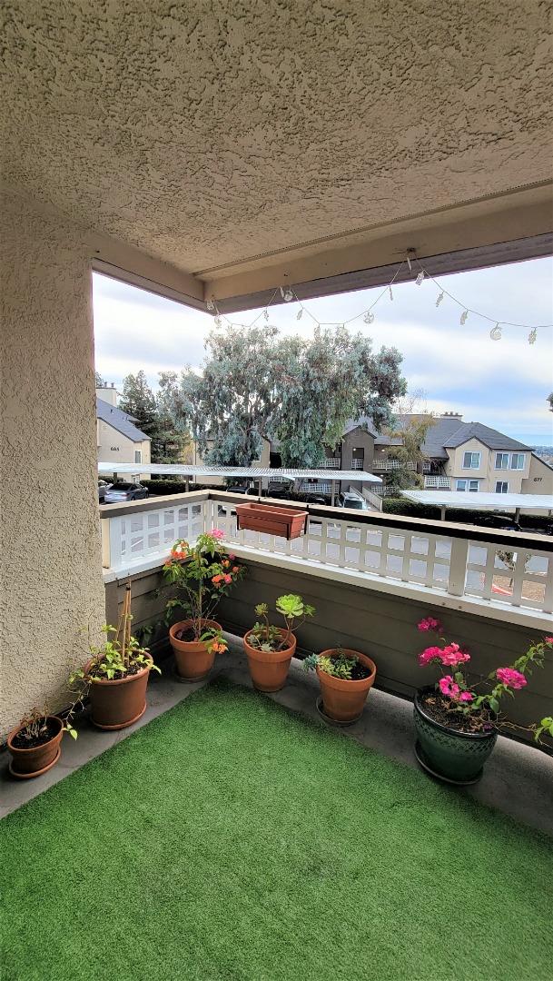 Hayward Condo: 680 Dartmore Lane