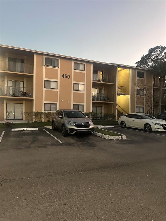 Hollywood Condo: 450 Palm Circle West