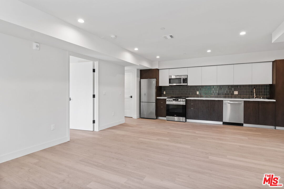 Los Angeles Condo: 132 Rosemont Avenue
