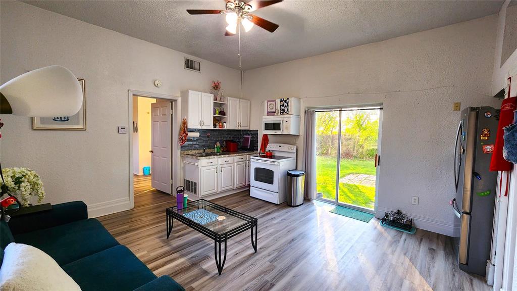 Lewisville Condo: 145 North Kealy Avenue