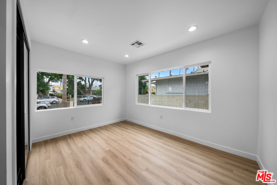 Los Angeles Condo: 1537 North Kingsley Drive