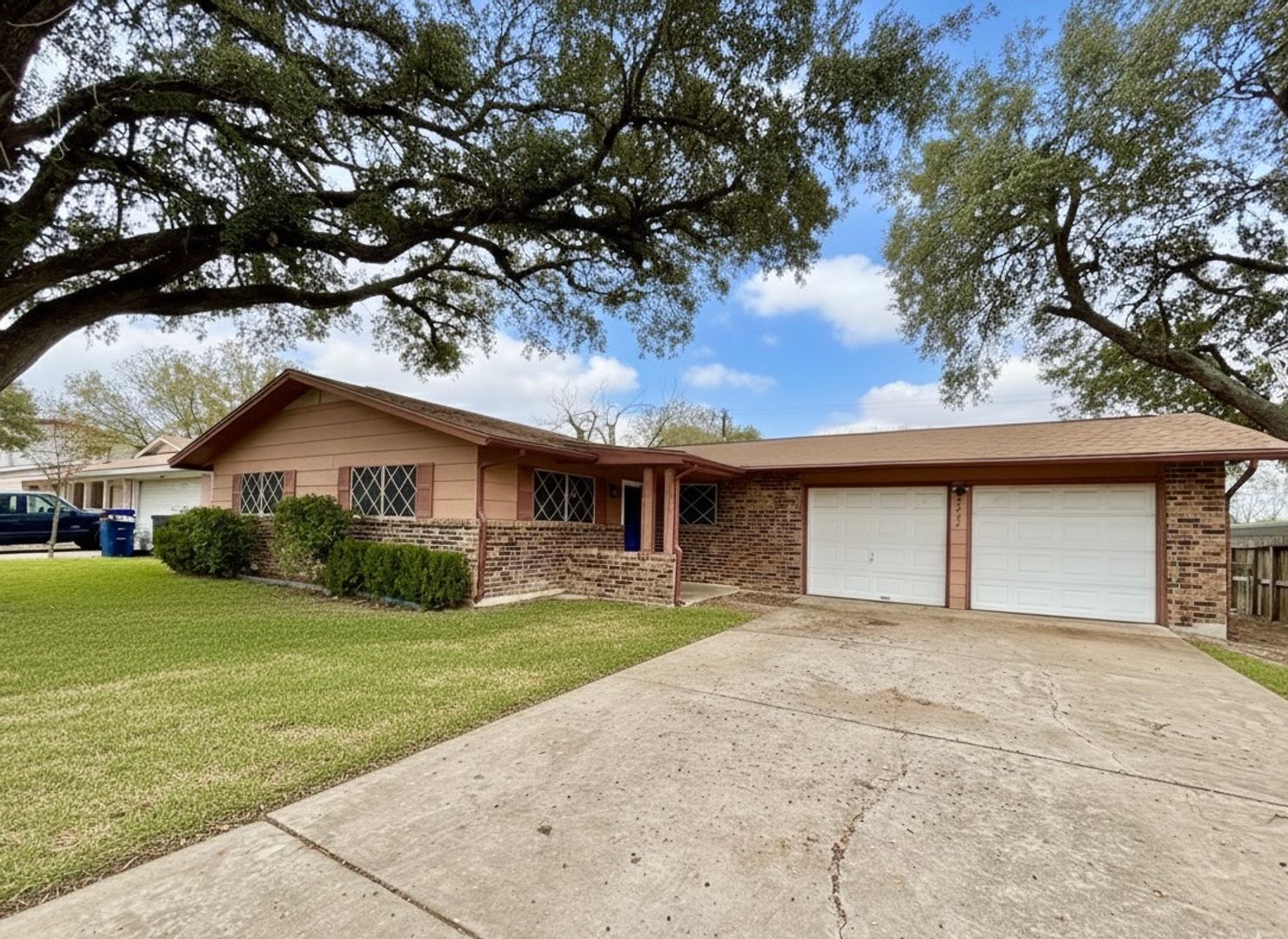 San Antonio House: 4234 Hall Park Dr