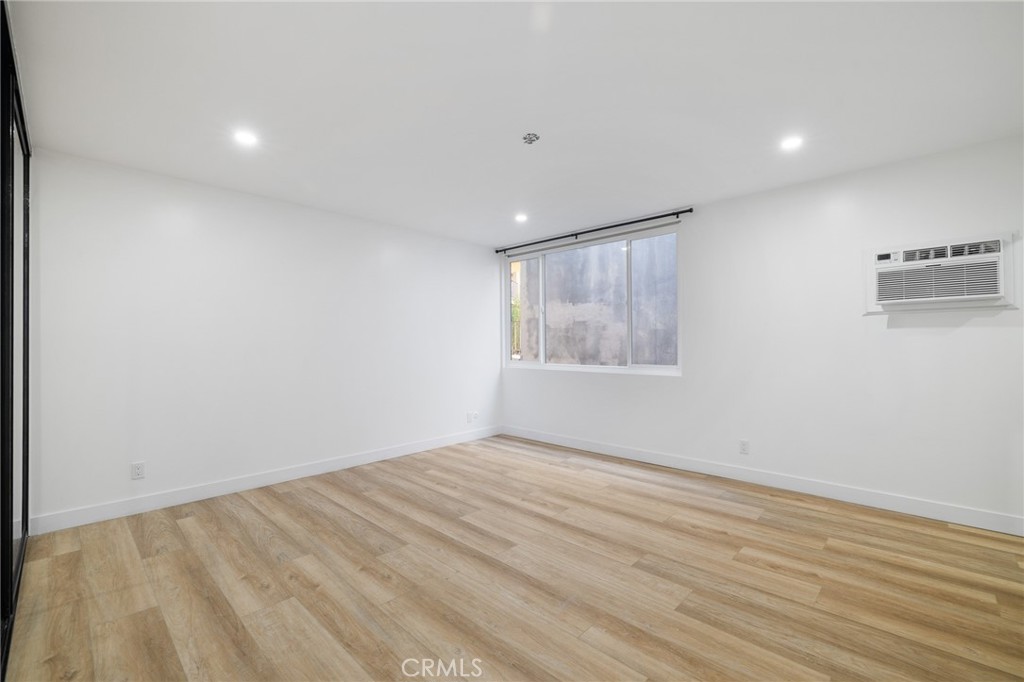 Encino Condo: 17000 Burbank Boulevard